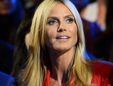 Μοντέλο βουρτσίζει τα δόντια της topless μπροστά στον καθρέφτη και προκαλεί «σεισμό» στο Instagram (βίντεο)